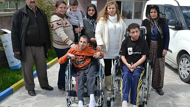 Yürüme engelli kardeşlere tekerlekli sandalye