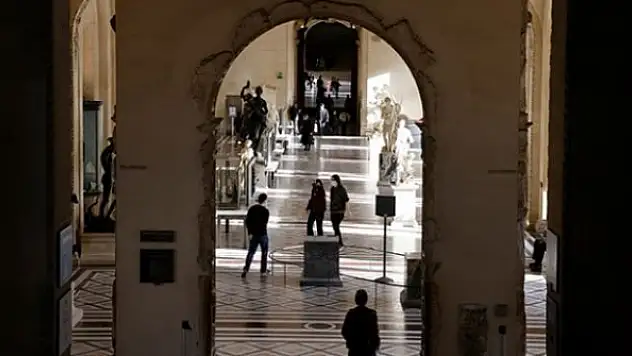 Fransa, Senegal ve Benin'e ait kültürel varlıkları iade edecek