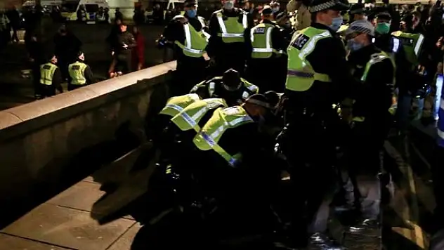 İngiltere'de karantina protestosunda 104 kişi gözaltına alındı