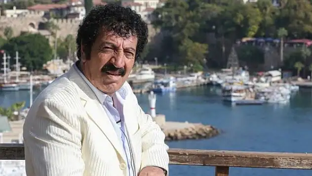 'Elazığlı Müslüm' benzerliğiyle Müslüm Gürses'in hatıralarını yaşatıyor