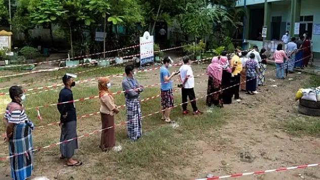 Myanmar'da halk sandık başına gitti