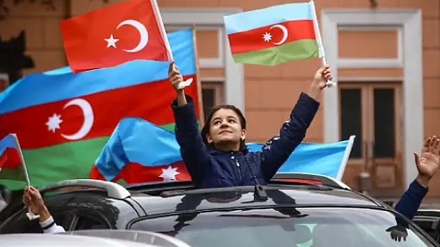 Azerbaycanlılar, Şuşa'nın işgalden kurtarılışını coşkuyla kutluyor