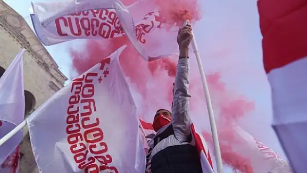 Gürcistan'da binlerce kişi erken seçim talebiyle sokaklarda