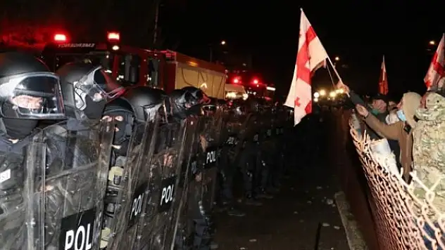 Gürcistan'da seçimin yenilenmesini isteyenlere polisten sert müdahale