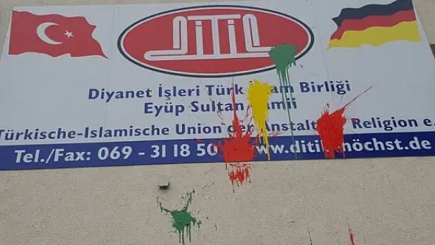 Almanya'da iki camiye saldırı!
