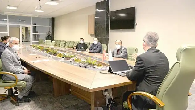Rektör Özçelik bölüm başkanlarıyla buluştu
