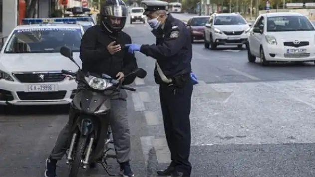 Yunanistan'da sokağa çıkma yasağının süresi 8 saate çıkarıldı