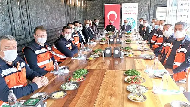 BEM-BİR-SEN'den itfaiyecilere plaket