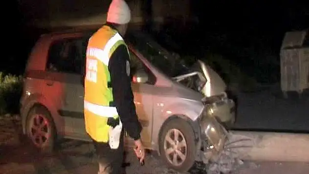 Otomobil elektrik direğine çarptı: 2 yaralı