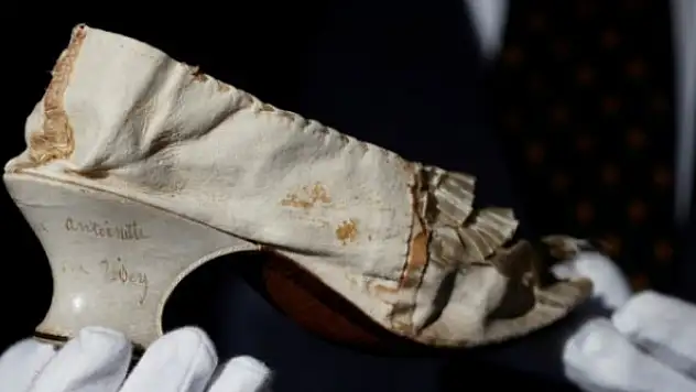 Fransa kraliçesi Antoinette'in ayakkabısı 43 bin 750 euroya satıldı