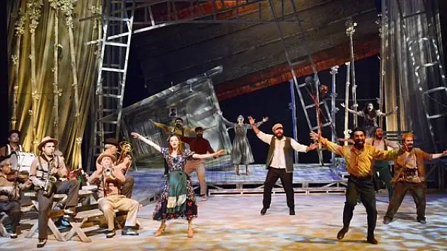 Hüzün ve komediyi bir arada sunan Totlar oyunu DT sahnesinde