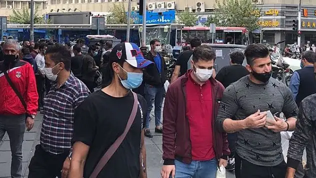 İran'da son 24 saatte 486 kişi Kovid-19'dan hayatını kaybetti