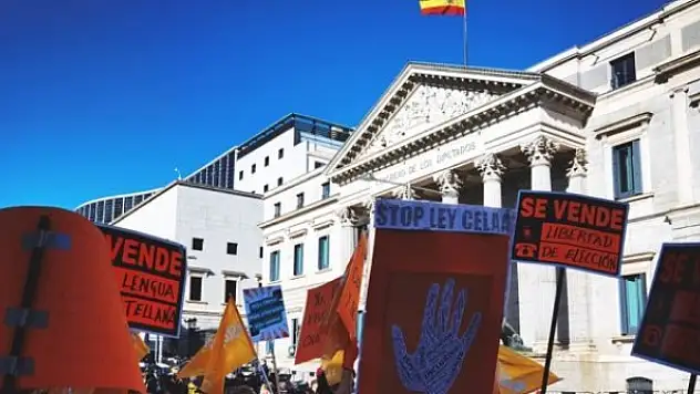 Eğitim reformu İspanya'yı ikiye böldü