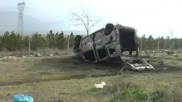 Devrilen araç yandı: 3 yaralı