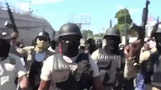 Haitili polisler sağlıksız çalışma koşullarını protesto etti