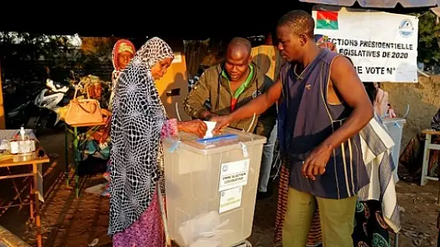 Burkina Faso'da halk sandık başında