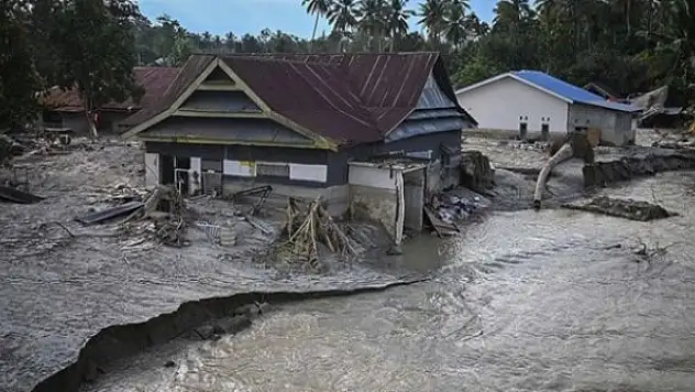 Endonezya'da sel 1078 evi sular altında bıraktı