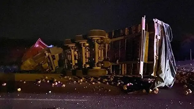 Konya'da pancar yüklü tır devrildi: 1 yaralı