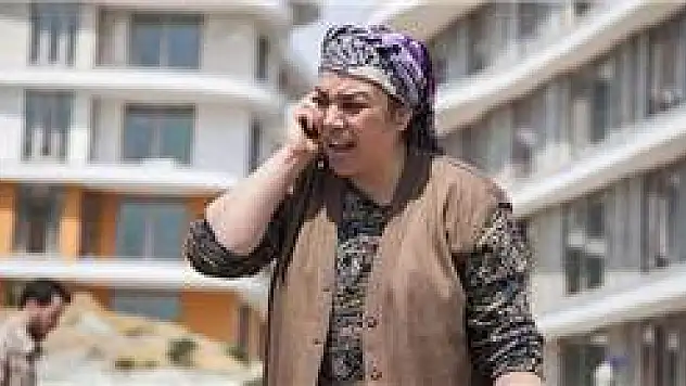 Rol arkadaşının yüzüne tükürdü