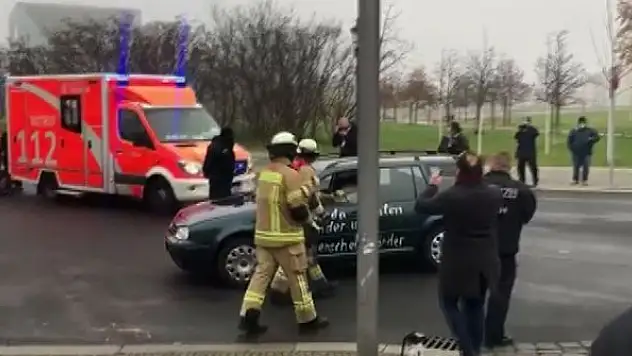 Almanya'da Başbakanlık binasına araçla saldırı girişimi