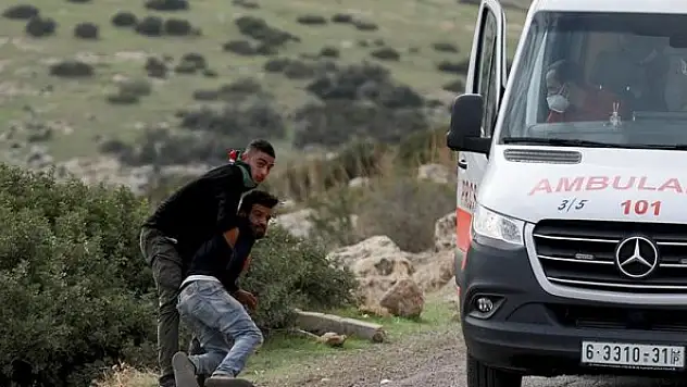 İsrail askerleri ambulansın içine girerek yaralı Filistinliyi almaya çalıştı