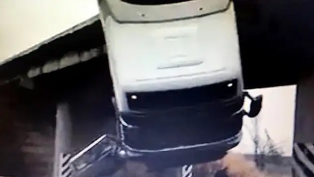 Ukrayna'da freni boşalan kamyon köprüde asılı kaldı