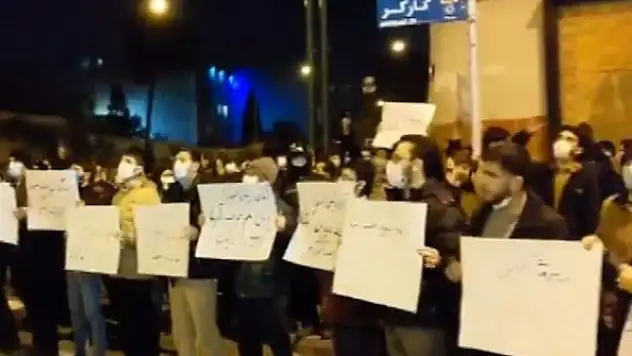 Tahran'da öğrenciler İranlı nükleer fizikçiye suikastın ardından gösteri düzenledi
