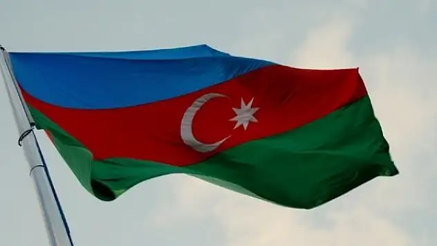 Azerbaycan ordusu işgalden kurtarılan Kelbecer'e bayrak dikti