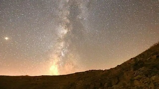 Atmosfere girince ateş topuna dönüşen göktaşı, Japonya'da gökyüzünü aydınlattı
