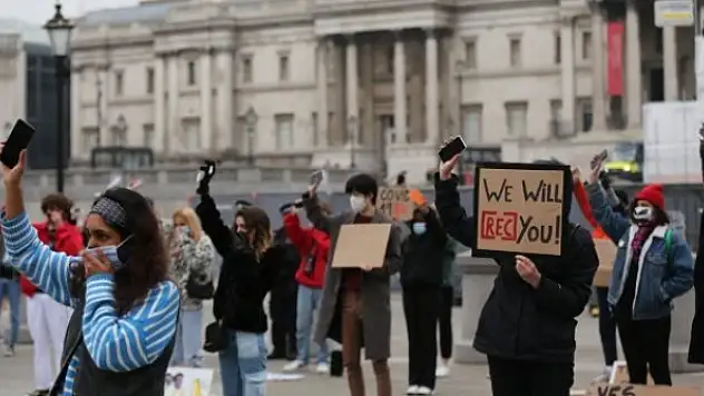 Fransa'daki güvenlik yasa tasarısı ve polis şiddeti İngiltere'de protesto edildi