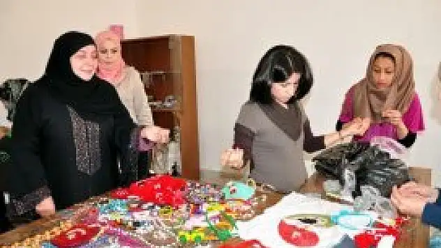 Yetimler için el işi yapıyorlar