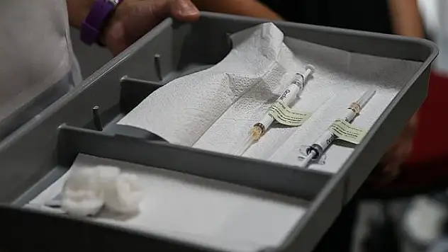 Kovid-19 aşısının yaygın kullanımına ilk onay İngiltere'den geldi