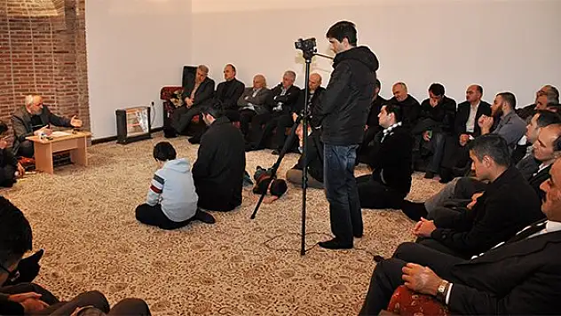 İnce Minareli Medresede konferans verdi