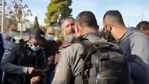 Fanatik Yahudi kiliseye saldırdı