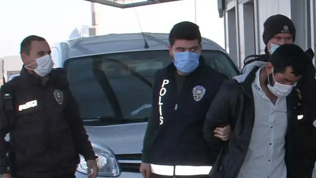 Eşini bıçaklayarak öldüren koca tutuklandı