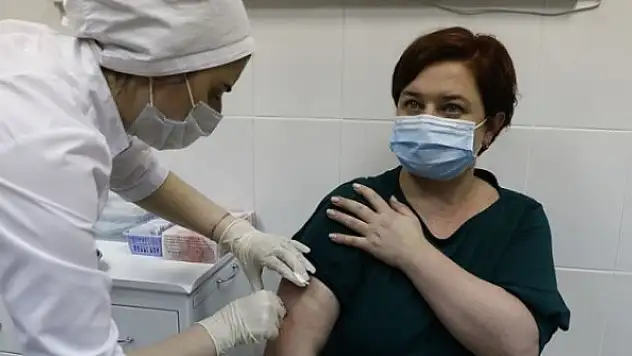 Rus vatandaşları ülkelerinde üretilen aşıyı yaptırmakta kararsız