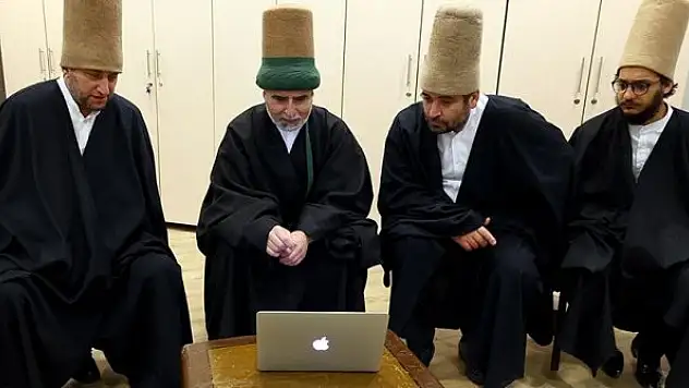Semazenlerin tercihi 'Koronavirüsle zorlu mücadele' oldu