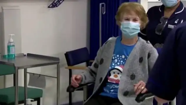 İngiltere'de onay verilen ilk koronavirüs aşısı yapıldı