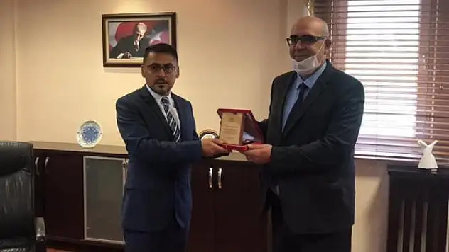 Selçuk İletişimin yeni dekanı Prof. Dr. Enderhan Karakoç!