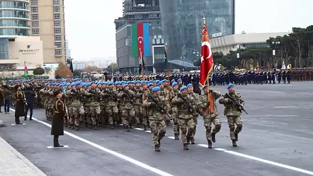 Azerbaycanlılar yarın yapılacak askeri geçit törenini sabırsızlıkla bekliyor