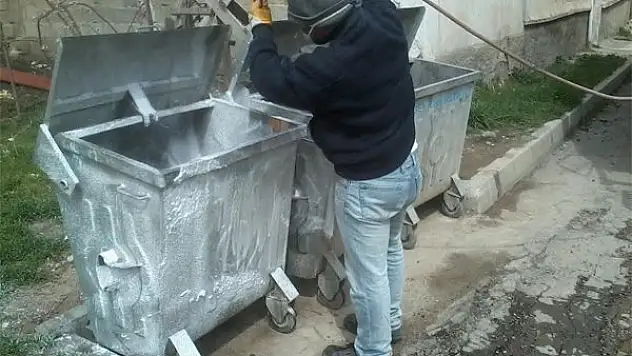 Beyşehir'de çöp konteynırları dezenfekte ediliyor