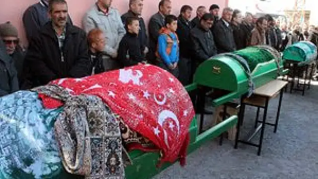 Servis kazasında ölen çocuklar toprağa verildi