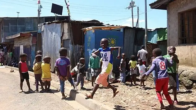 Kenya'da 106 binden fazla çocuk HIV virüsü taşıyor