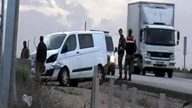 Minibüs sulama kanalına çarptı: 3 yaralı