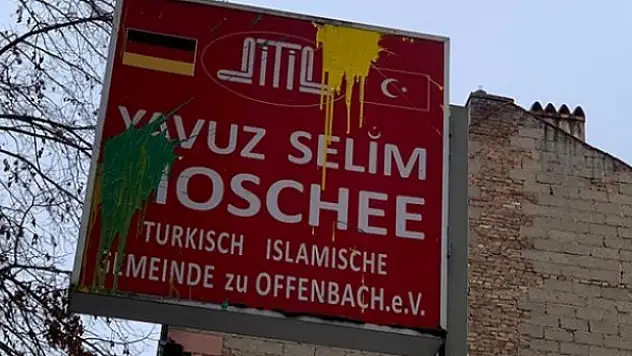 Terör örgütü yandaşlarından Almanya'da bir camiye boyalı saldırı