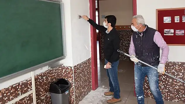 Öğretmenler ve personel omuz omuza verip okul boyadı