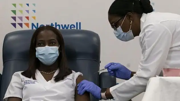 ABD'de ilk koronavirüs aşısı bir hemşireye yapıldı