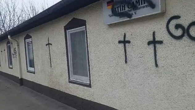 Almanya'da cami duvarına haç çizildi