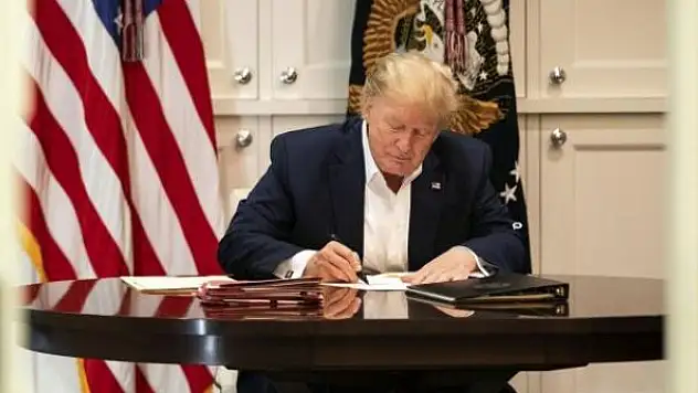 Trump Çinli firmaları borsadan çıkarabilecek yasayı onayladı