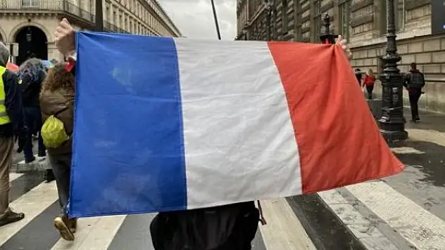 Fransa'da sarı yelekliler yeniden sokaklarda